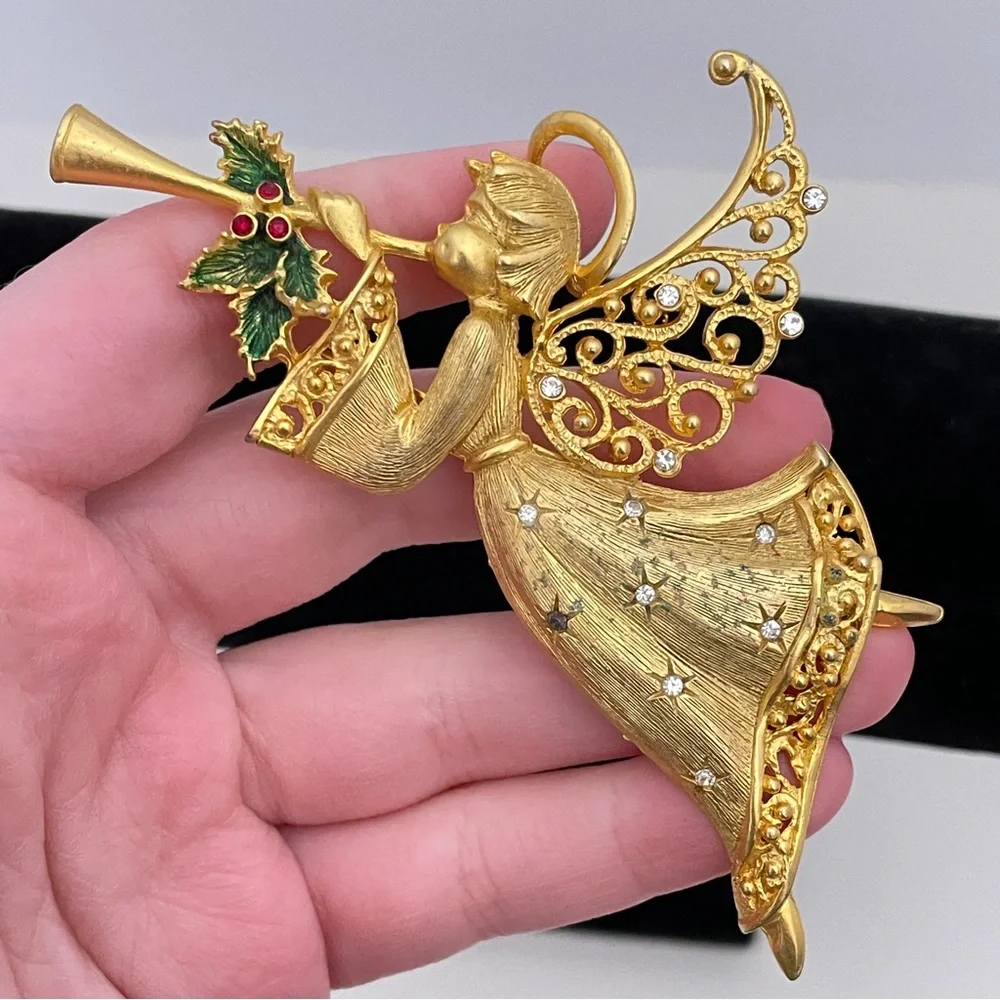 Vintage 90’s JJ Gold Tone Christmas Winter Holiday Festive Angle Pin / Brooch
